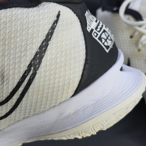 Nike Kyrie size 8 Brooklyn Beats Basketball Shoes Mens 8 Black White sneaker - Picture 11 of 12